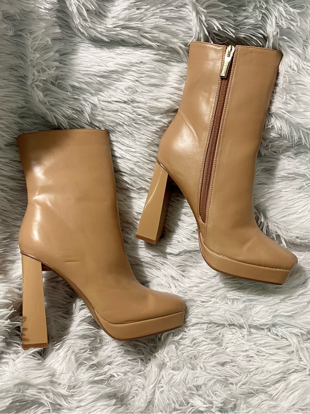 Gorgeous Elegant Tan nude faux leather chunky 90s Ankle Boots